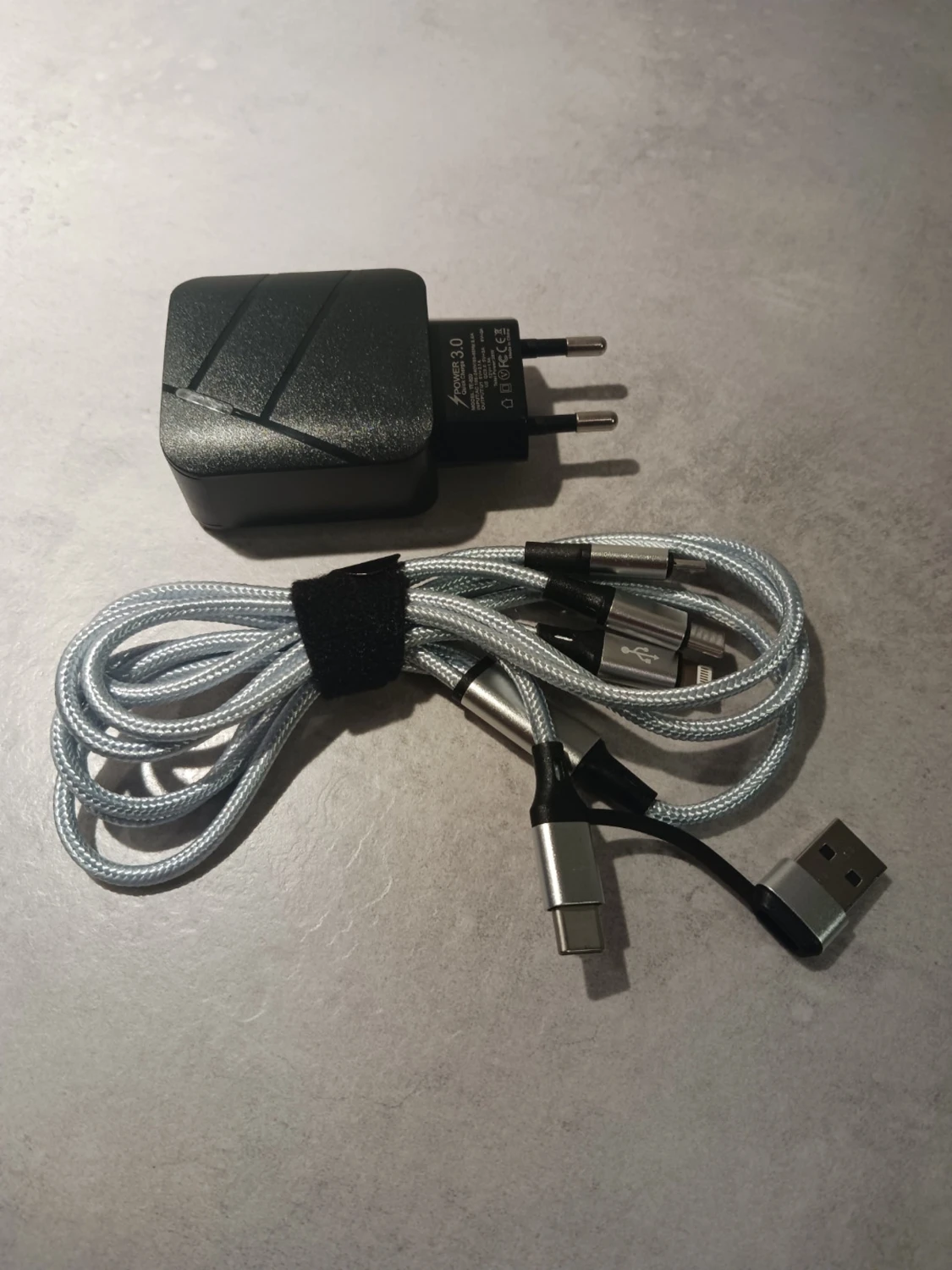 Laddare med multikabel USB och adapter - 1