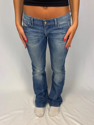 Lågmidjade Jeans - Superfina lågmidjade Diesel Jeans | Storlek 30/32 | Perfekt skick! | Jag är 168cm lång och väger 60kg | Mått: Ytterbenslängd: 106cm. Midjebredd: 41cm. Lårbredd: 27cm. Fotöppning: 23cm. Kontakta mig vid fler frågor eller funderingar!❤️