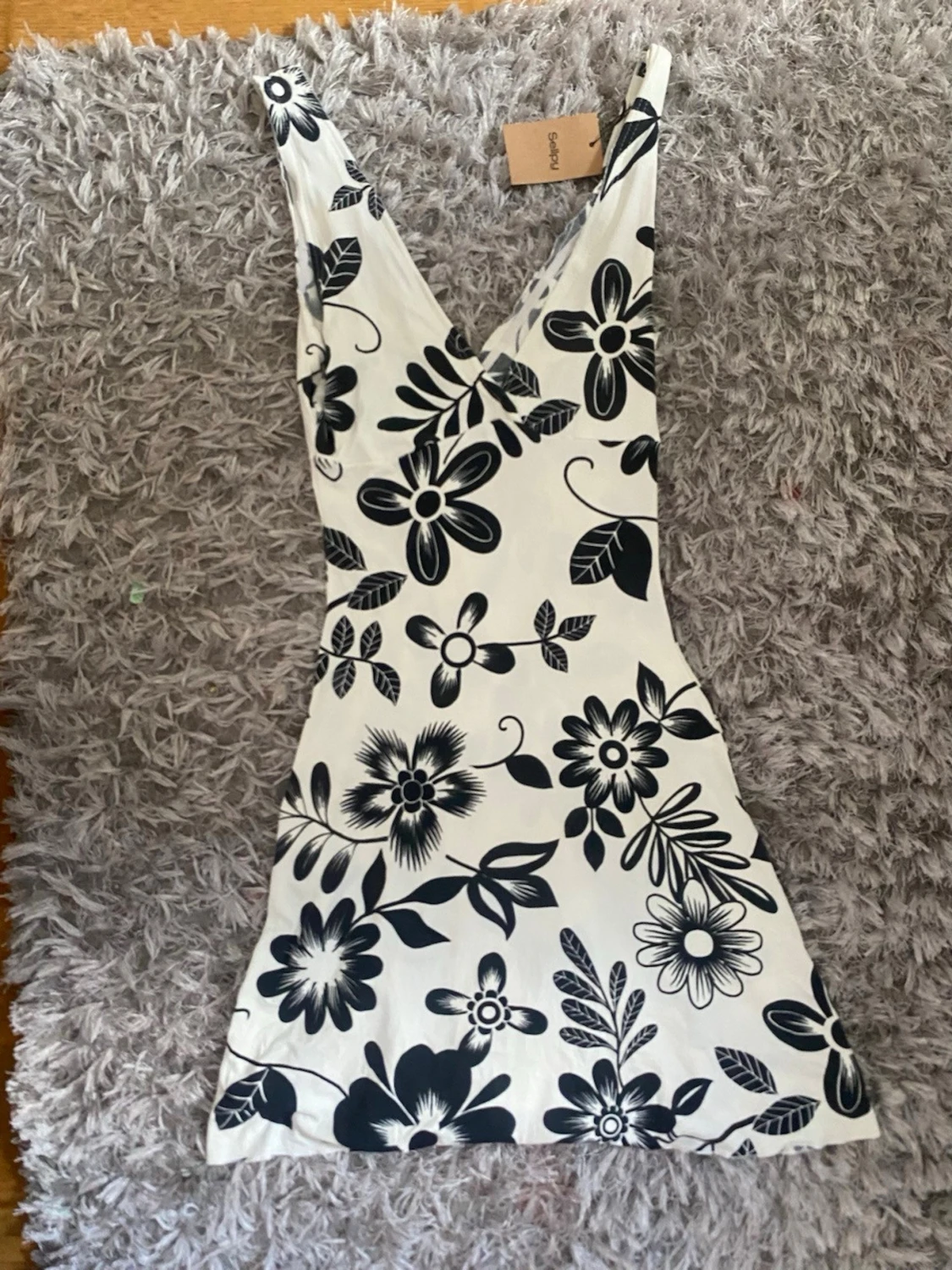 Vit blommig kortklänning från Sellpy - 2