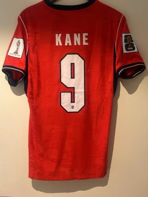 England Vm 2026 Harry Kane  - En England tröja Vm 2026 med Harry Kane i spelar version, Storlek L 