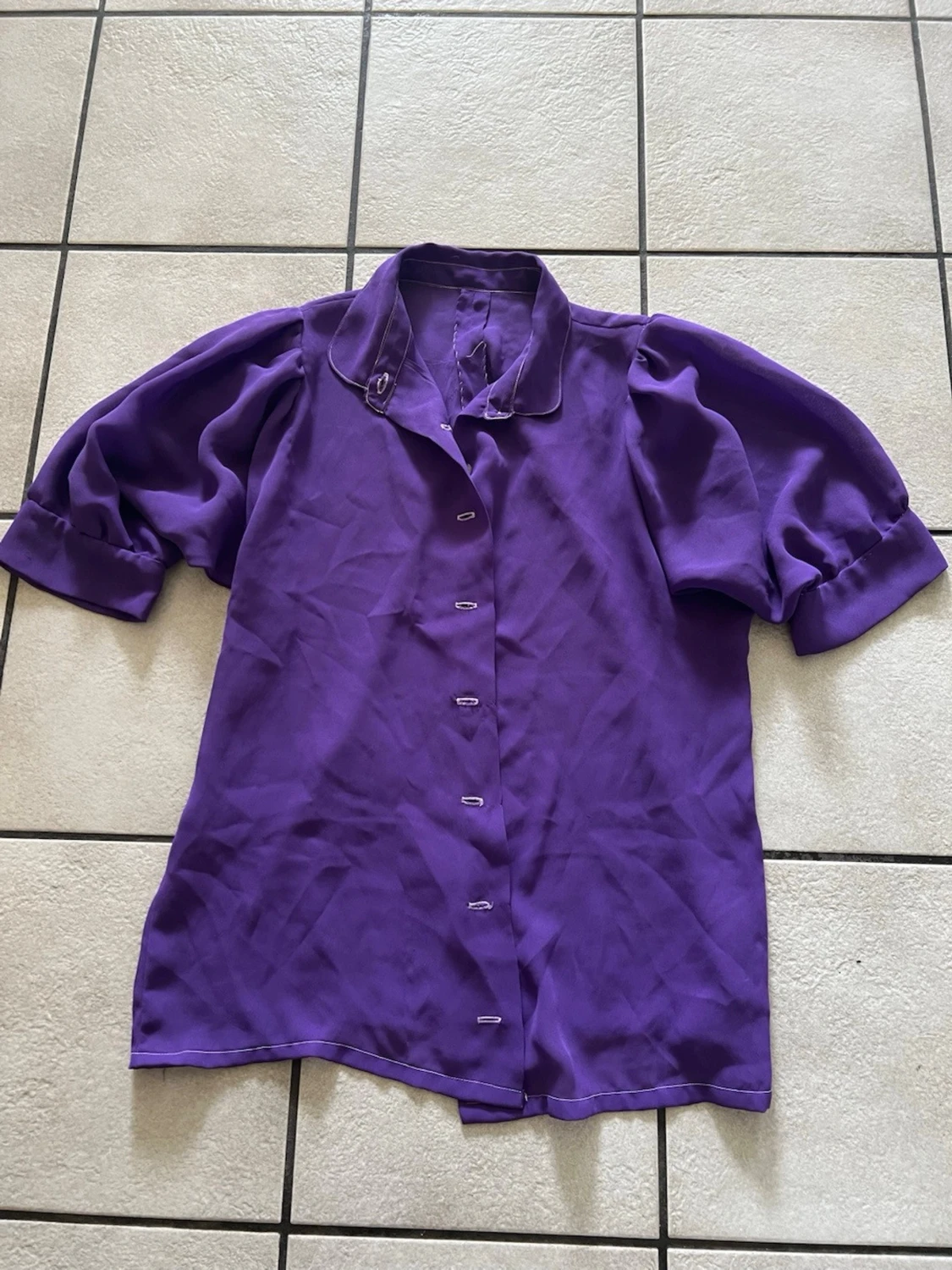 Lila blus med puffärm och krage storlek M/L - 2