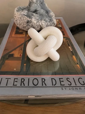Vit dekorativ knut i 3d print - Säljer en vit dekorativ knut i 3d print PLA som passar perfekt som inredningsdetalj på soffbordet eller hyllan. Den har en matt yta och en modern, stilren form som ger ett trendigt uttryck till rummet.