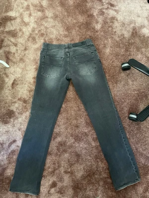 Grå jeans från tiger of sweden - Säljer ett par grå jeans från tiger of sweden, jävligt tvätt på dem och riktigt schysst kvalitet. Dessa jeansen funkar till allt