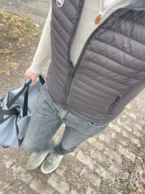 Mörkgrå dunväst från Colmar - Snygg mörkgrå dunväst från Colmar. Jag säljer denna då jag inte använder den längre!🙌 Storlek 50.