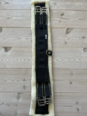 Dressyrgjord med fluff  - Fin dressyrgjord med fluff 60cm! Sparsamt använd🥰 Tar gärna emot bud🫶🏻