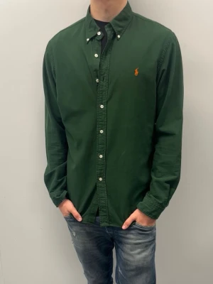 Ralph lauren skjorta - Ralph Lauren skjorta (Slimfit) i fint skick utan defekter. Storlek L Modellen är 185 cm och väger ca 75 kg och den är för stor Skickas oftast samma eller nästa dag🚚📦