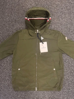 Moncler Vindjacka Olivgrön  - Helt ny, jackan är oanvänd och kommer precis som på bilden nfc tag fungerar också 👍