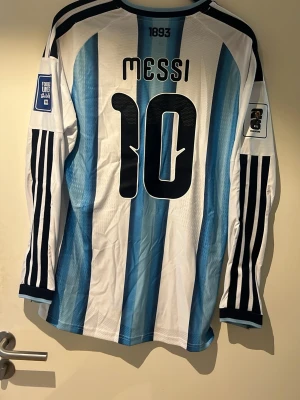 Argentina Vm 2026 Messi  - En Argentina Vm 2026 med Messi i spelar version, Storlek L i longsleeve