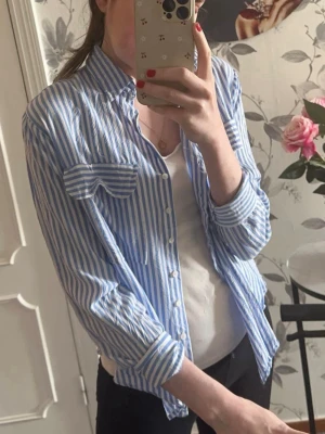 Skjorta / blus  - Söt och skön blus/skjorta. Är storlek M, men skulle säga att det är mer som en S. Mycket sparsamt använd 