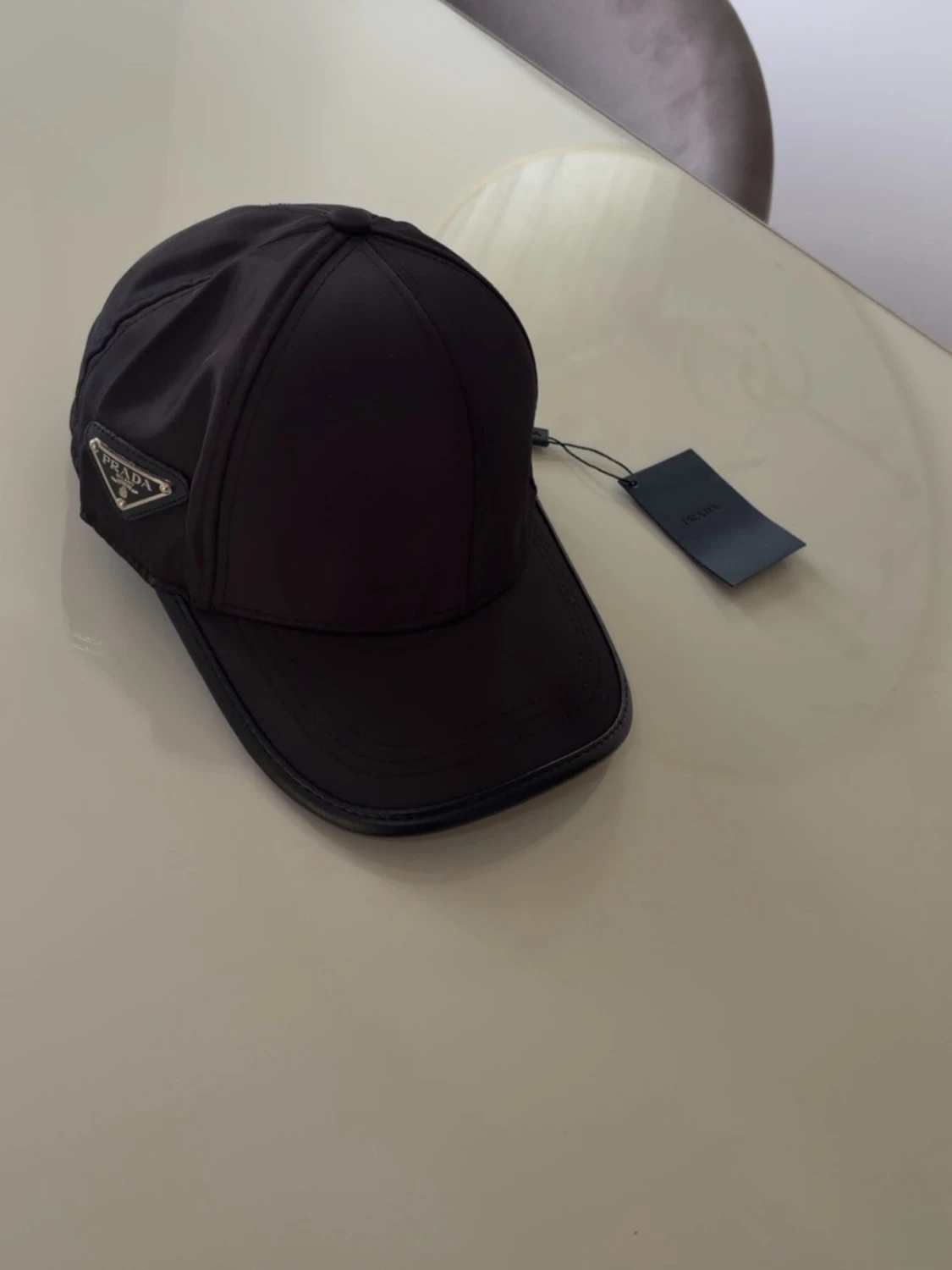 Svart keps från Prada i nylon