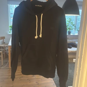 Svart hoodie Acne Studios med snörning - Säljer nu min skitfeta Svart hoodie från Acne Studios då den börjar bli för liten. Nypris ca 3-4 tusen mitt pris 999. Pris kan diskuteras vid snabb affär. Ett pyttelitet hål vid armbågen, Bara höra av sig vid frågor :)