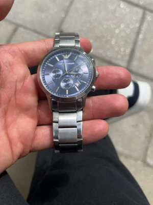 Emporio Armani silverfärgad klocka - Köpt för 4000kr, skriv vid intresse kan skicka mer bilder du får även med boxen men tyvärr inget kvitto.