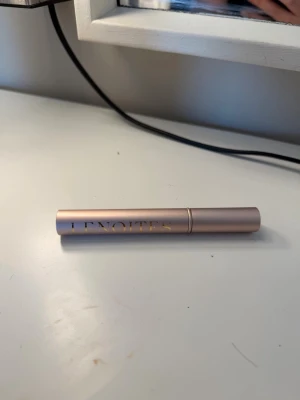 Lenoites ögonfransserum roséguld - Snyggt ögonfransserum från Lenoites i en stilren roséguldfärgad tub med guldtext. Perfekt för dig som vill boosta dina fransar med ett lyxigt och trendigt serum. Smidig applikator och elegant design som passar i necessären.