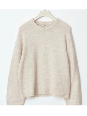 Beige stickad tröja från ARKET - Mysig beige stickad tröja från ARKET med rund halsringning och ribbade muddar vid ärmslut och nederkant. Tröjan har en avslappnad passform och är tillverkad i en mjuk ullblandning som passar perfekt för kyliga dagar.