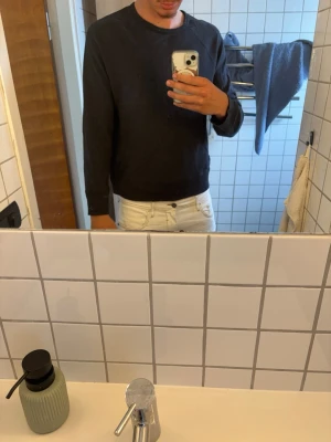 Svart sweatshirt från Acne Studios - Säljer en stilren svart sweatshirt från Acne Studios. Tröjan har rund halsringning, långa ärmar och en klassisk passform. Perfekt basplagg för dig som gillar minimalistisk och modern stil.