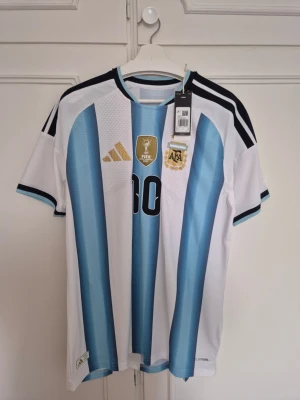 Messi - Messis kanske sista matchedition som kommer säljas då han med stor sannolikhet kommer sluta efter VM. Tröjan är player edition, autententisk och helt legit.  Säljs pga jag beställt tröjan i fel storlek. Storlek: L