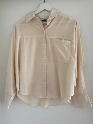 Beige skjorta - Beige skjorta i jättefint skick. Vet ej vilken butik den är köpt i men märket syns på bilderna🌸