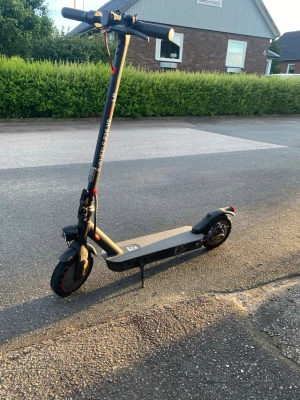 E-Wheels E2S V2 Pro LR elscooter - Säljer en svart elscooter E-Wheels E2S V2 Pro LR med röda detaljer. Scootern går i 20km/h. Sparsamt använd bromsen blivit lite sämre men inget annat som är sönder! Bara upphämtning!!!