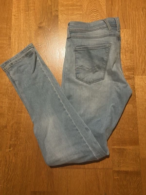 Replay jeans - Säljer ett par ljusblå Replay (30/32) slim fit jeans med klassisk femficksdesign och normal midja. Jeansen har smal passform längs benen och är perfekta för en avslappnad men ändå snygg look. Tveka inte om att skriva om du har frågor eller prisförslag🙌