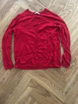 Röd kofta från LC Waikiki - Fin röd kofta, köpt secondhand och passar tyvärr inte mig:( Lappen säger storlek L men jag skulle säga att den passar M också. Lite skryinklig men annars jättebra skick💕💕