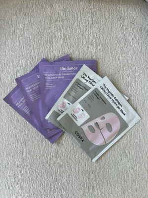 K-Beauty 5x Sheet Mask Bundle - Peptides & PDRN 💜  - 5 st K-beauty ansiktsmasker för dig som vill maximera glow, lyster och en plumpad “glass skin”-look. Ger huden en återfuktad, spänstig och strålande finish. Innehåller: 3x Biodance Caviar PDRN Real Deep Mask 2x COSRX Peptide Collagen Lifting Glow Hydrogel Mask