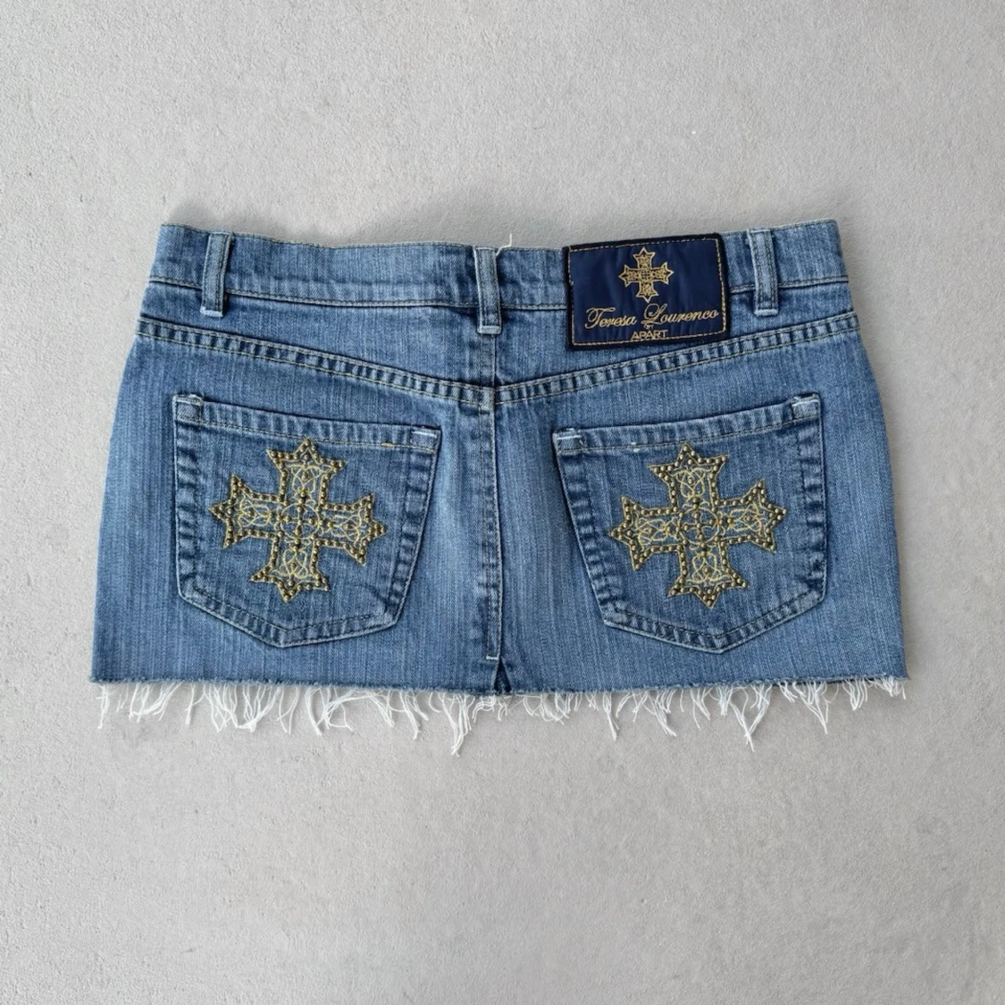 lågmidjad jeanskjol med nitar
