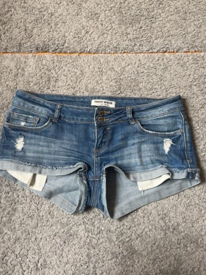 Blå jeansshorts från Tally Weijl - Säljer mina super snygga jeans shorts !! (De passar mig inte längre )🩷🩷 midjemåttet är 42cm!