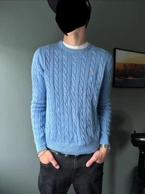 Morris kabelstickad sweatshirt - Hej säljer nj min ljusblåa kabelstickade sweatshirt ifrån Morris. Ett hål på underarmen, där av pris 
