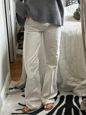 Vita jeans  - Vita jeans från zara i storlek S perfekt till sommaren!