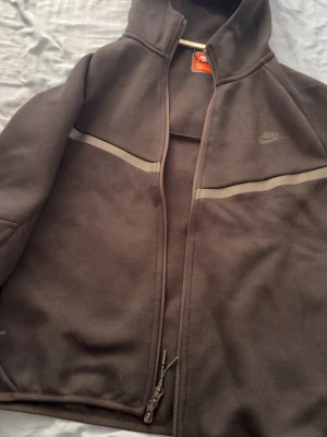 Svart Nike fleecejacka med dragkedja - Nypris Ca 1200 säljs billigt för 499 passar för folk som bär storlek S/XS. Knappt använt