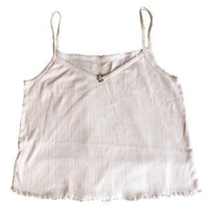 Mönstrad topp/ linne, pointelle/ cyber/ y2k/ coquette/ alt/ 2000s/ 90s/ 60s/ 70s  - Söt vit hålmönstrad topp med en broderad blomma i fram! (För mig som har S/M sitter den lite lösare så passar på större storlekar också)