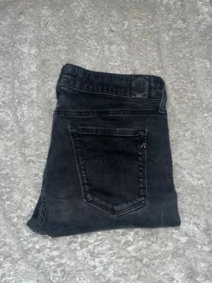 Replay hyperflex jeans - Svarta Repaly Hyperflex Jeans. Midja 35cm, längd 99cm. JAG SKICKAR EJ FLER BILDER NÄR JAG BÄR JEANSEN! för bättre inblick i passformen rekommenderar jag att googla på modellnamnet. För storleksguide kolla måtten noggrant då jeansen alltid kan vara uppsydda heller krympta och jag ej tar emot returer :) 1,58