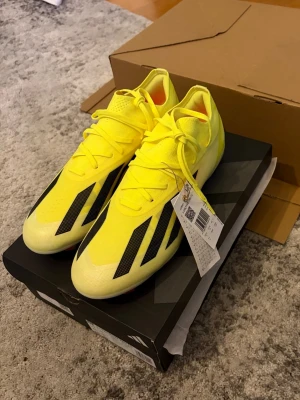  Adidas X CRAZYFAST fotbollsskor FG ST 45 1/3 - Säljer ett Adidas X CRAZYFAST PRO FG sprillans nya hellt oanvända. Säljer pga att de inte passade. 