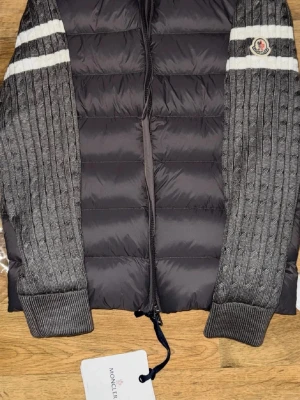 Moncler Cardigan - stickad/dunjacka - Grå - Snygg Moncler cardigan i storlek S men passar mer som M. Pris kan diskuteras vid snabb affär. Perfekt till våren som är runt hörnet. 