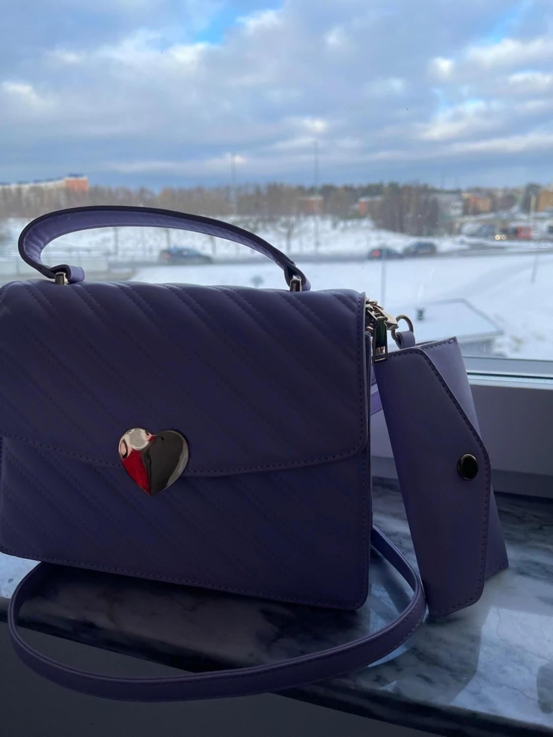 Ljuslila handväska med hjärtspänne - 3
