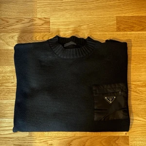 Svart stickad tröja PRA - Skitsnygg svart stickad Pra tröja som är väldigt behaglig mot huden och sticks inte. OBS handtvätt endast annars förstörs tröjan pga känsligt ull. Stl 50. Motsvarar L/stor M Tveka inte att höra av dig vid frågor eller funderingar