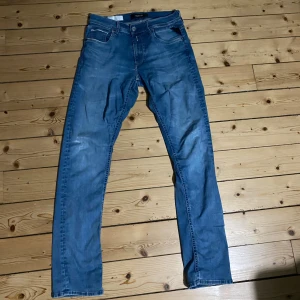 Replay Grover ljusblå jeans - Säljer ett par Replay Grover jeans i ljusblå tvätt med klassisk femficksdesign. Storlek 29 32. Jeansen har raka ben och normal passform, snygga detaljer vid fickorna och tydliga sömmar. Perfekta för dig som gillar stilrena och bekväma jeans. De är även perfekta nu till hösten!🔥