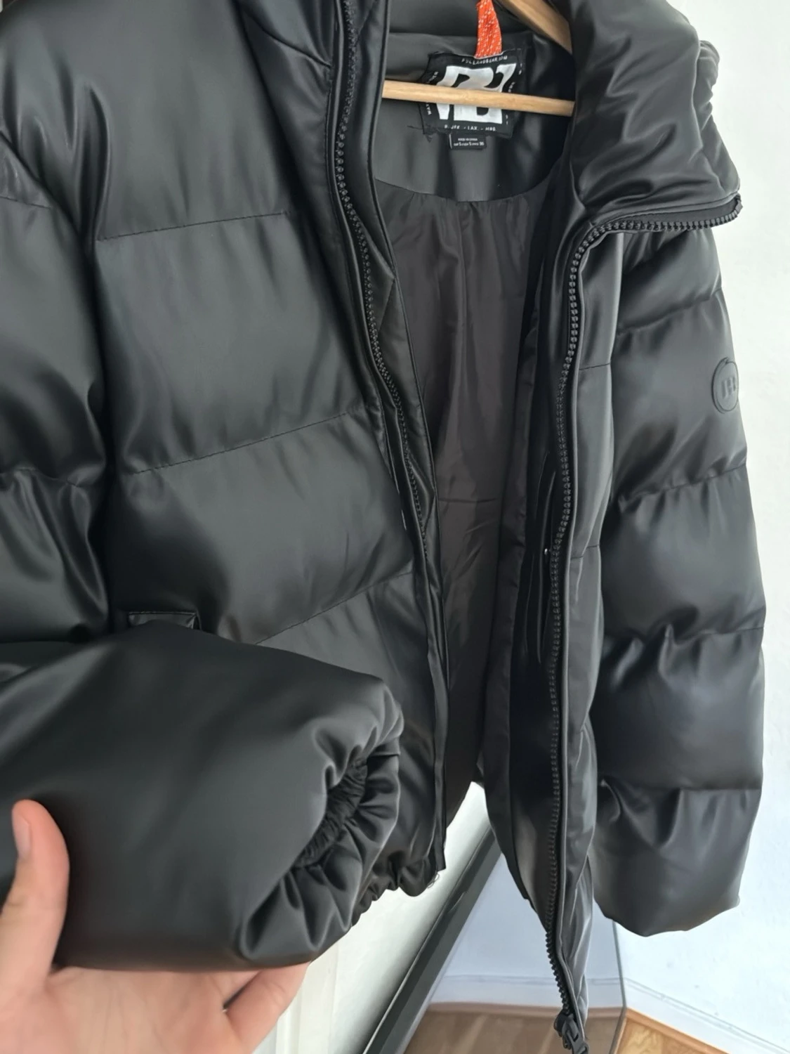 Svart pufferjacka från Pull and bear - 1