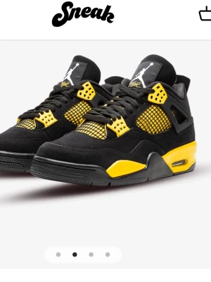 Air Jordan 4 Retro svart/gul - Snygga Air Jordan 4 Retro sneakers i svart och gul med meshdetaljer och klassisk Jumpman-logga på plösen. Skorna har en robust sula, svarta skosnören och gula plastdetaljer vid snörningen. Ovandelen är i mocka och mesh för en sportig look.