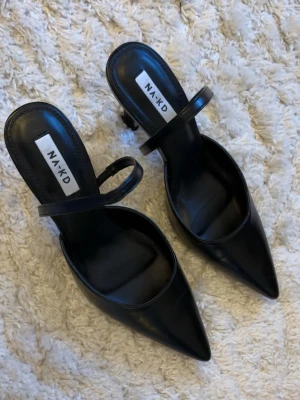 Svarta pumps  - Säljer dessa jättesnygga klackar då de aldrig kommer till användning. De är i storlek 40 och är HELT OANVÄNDA💕Klacken är runt 8 cm, nypris 600kr!