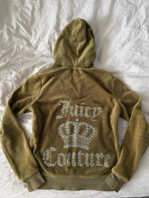 Juicy Couture  - Juicy Couture tröja i en olivgrön färg, storlek S. Använd fåtal gånger och säljer då den inte kommer till användning. Pris kan diskuteras. 
