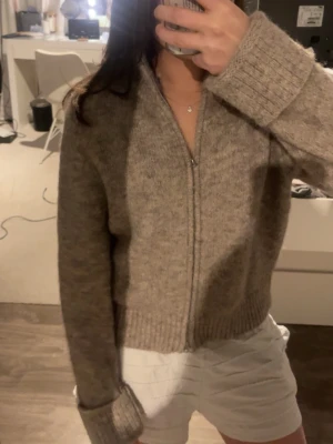 Stickad zip up - Stickad zip up tröja från bikbok, storlek xs använd fåtal gånger! Köpt för 500kr