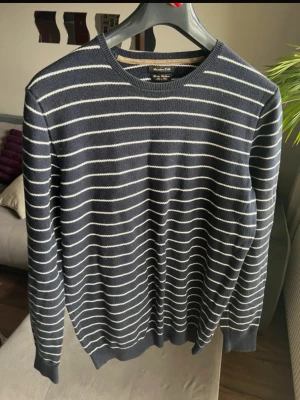 Stickad randig tröja från Massimo dutti  - 7/10 skick, strl: M. Skriv för fler bilder eller frågor!🙌