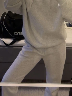 Grå mjukisbyxor  - Säljer dessa grå mjukisbyxor från Linn Ahlborgs märke LXA i storlek M då de inte kommer till användning och är för stora💕Byxorna har pyttelite nopprar precis vid låren (se bild) men detta är ytterst lite och inget som syns🫶🏼Säljer matchande hoodie!