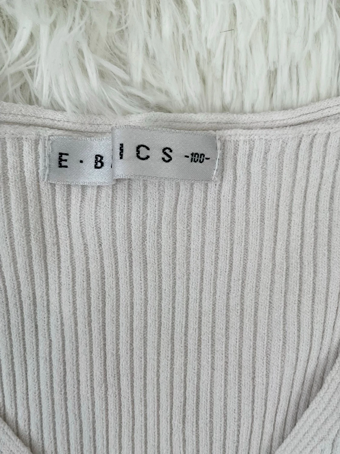 Vit ribbad topp med röda rosetter - 3