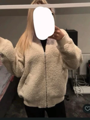  teddyjacka - Säljs då den int kommer till användning. Passar perfekt till våren. Säljs int längre 