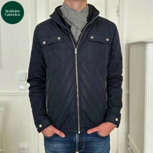 Quiltad Jacka Selected Homme  - Quiltad Jacka från Selected Homme | Storlek: M - Skicket på jackan är väldigt bra utan defekter - Vårat pris: 499kr - Nypris: 999kr - Modellen är 187cm och väger 83kg.