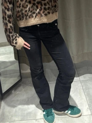 Svarta bootcut jeans - Säljer ett par svarta bootcut jeans med klassisk femficksmodell och låg midja. Jeansen har en lätt tvättad look och raka ben som går ut lite nedtill. Perfekta till sneakers eller boots och passar till det mesta i garderoben. Perfekt nu inför våren!💐🤍