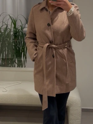 Beige trenchcoat - Stilren beige trenchcoat med knytskärp i midjan och klassisk krage. Färgen är lite beige rosa av sig