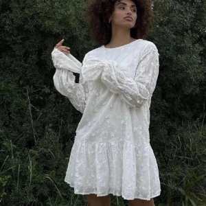 Studentklänning - Studentklänning!! Fick i present men den var en storlek för stor, jättebra skick och superfin studentklänning eller allmänt till sommaren🌼🌼priset kan diskuteras❣️